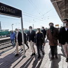 Un momento de la visita ayer de Ana Pastor y Suárez-Quiñones a la estación de Astorga. RAMIRO