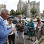 Fernando Lucio dirige una ruta por Astorga para conocer la ciudad desde los lugares y las curiosidades ligadas a Gaudí. MARCIANO PÉREZ