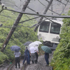 Un tren descarrilado en Higashimurayama, al oeste de Tokio, este lunes.