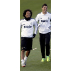 Marcelo y Cristiano se divierten en el entrenamiento de ayer.