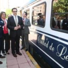 Travesí, Chamorro, Fernández y Rodríguez inspeccionaron el nuevo tren turístico de Feve