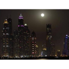 Luna llena sobre el horizonte de Dubái.