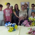 Felisa Millán recibió el homenaje de sus alegados en la residencia Care 1 de Eras.