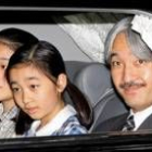 El príncipe Akishino, padre del recién nacido, junto a sus hijas Mako y Kako