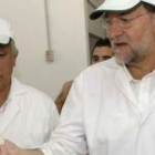 Rajoy muestra un queso al presidente del PP andaluz, Javier Arenas, en su estancia en la granja-escu