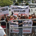 Autoescuelas catalanas y madrileñas se manifiestan frente al Congreso de los Diputados por la falta de examinadores de la DGT, en julio