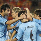 Navas, Torres, Mata, Silva e Iniesta celebran el gol que les dio la victoria ante la selección de China, en Sevilla.