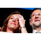 Mariano Rajoy y su mujer, Elvira Fernández, en el balcón de la calle Génova después de conocer los resultados.