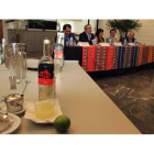 En primer plano la presentación de la bebida típica peruana, el pisco, con el alcalde y las autoridades ayer en el recinto ferial.