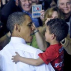 Obama abraza a un niño de 4 años tras ofrecer un discurso en la Universidad de Iowa.