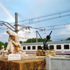 El monumento al ferroviario y el vagón que se abrirá, de forma excepcional, durante este fin de semana.