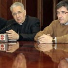 El obispo de León (centro) y el alcalde (derecha).