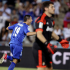 Abdelaziz Barrada celebra su gol, segundo de su equipo, mientras Casillas se lamenta de la pasividad de su defensa.