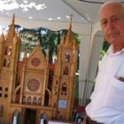 Blas Bautista, uno de los artesanos, muestra la maqueta que ha realizado de la Catedral de León