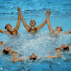 El equipo español de natación sincronizada durante su ejercicio en la final de rutina técnica.