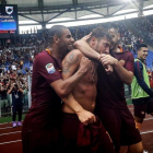 Totti es abrazado por sus compañeros del Roma tras marcar de penalti el gol de la victoria contra el Sampdoria.