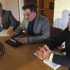 El edil de Hacienda, Pepe Guzmán, el alcalde, Arsenio García, y el portavoz del PP, Manuel Ortiz.