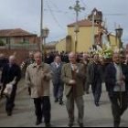 Los vecinos desfilaron por las calles del pueblo con la imagen de San Agustín en la fiesta del Voto
