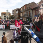 La escritora y periodista Noemí G. Sabugal reivindicó actuaciones inmediatas para la comarca al terminar una manifestación con la bandera de la provincia como principal emblema.