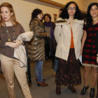 La presidenta, María García y Elena Alonso, junto a personal de Isadora Duncan.