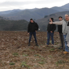 Jesús Merayo señala la finca experimental con los científicos andaluces. ANA F. BARREDO