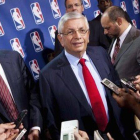 David Stern (con corbata roja) atiende a la prensa acompañado por su sucesor, Adam Silver, en el 2011.