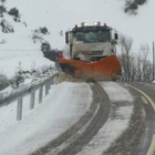 La nieve obligó ayer a los conductores a extremar la precaución en varios tramos de carreteras secun