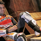 Dani Pedrosa, posa para la entrevista con su equipo, en Catar.