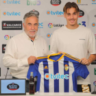 Hugo Vallejo posó ayer junto a José Fernández con la camiseta que ya ha utilizado en dos partidos. L. DE LA MATA