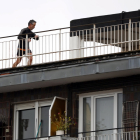 Un vecino haciendo deporte en una terraza. EFE/LUIS TEJIDO.