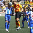 Máyor disputa un balón con David Malo durante el playoff de ascenso a Segunda.