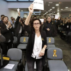 La secretaria general de ERC, Marta Rovira, muestra un cartel con el nombre de Oriol Junqueras, tras la reunión extraordinaria para posicionarse con respecto a las elecciones del 21 de diciembre y al encarcelamiento del presidente del partido.