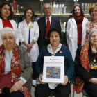 Leoneses y leonesas que han decidido donar el cerebro posan en la Asociación del Alzhéimer para concienciar a la sociedad