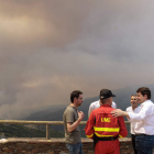 Mañueco ayer, durante su visita al incendio que arrasa una zona de gran valor en Salamanca. JUNTA CYL