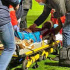 Nordine Ibouroi en el campo de juego tras su lesión. DL
