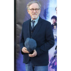 El director estadounidense Steven Spielberg posa a su llegada a la presentación mundial de su última película «Real Player One» en el Dolby Theater de Hollywood.
