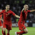 Pepe celebra el primer tanto de la selección portuguesa ante el gesto sonriente de Cristiano Ronaldo