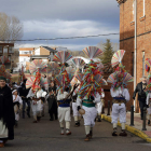 El desfile con todos los personajes del antruejo recorrió ayer las calles de Carrizo. MARCIANO