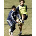 Raúl disputa un balón con el portero del Castilla David Cobeño