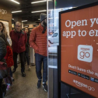 Compradores salen de la tienda de Amazon Go, en Seattle, este lunes.