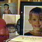 Una imagen del vídeo donde se descubre el armario secreto de Michael Jackson en el que escondía fotos de Macaulay Culkin y de pornografía infantil.