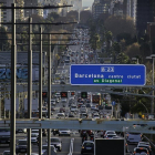 Tráfico intenso en la salida de Barcelona por la Diagonal a primera hora de la mañana, el pasado enero