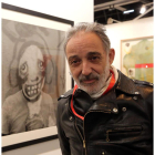 El fotógrafo leonés, junto a una de sus exposiciones. RAQUEL P. VIECO