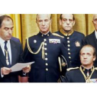 Foto de archivo (28/07/1986), Félix Pons (izquierda) pronuncia unas palabras en presencia del Rey.