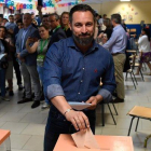 Santiago Abascal, presidente de Vox, vota en Madrid para las elecciones municipales, autonómicas y europeas de este domingo.
