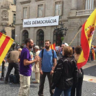 Manifestación con banderas españolas y catalanas, en la plaza de Sant Jaume.