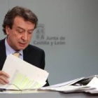 El consejero De Santiago Juárez, ayer, durante la rueda de prensa del Consejo de Gobierno