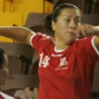 Mugosa realiza un lanzamiento durante un partido.