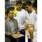 Ángel Jareño se dirige a sus jugadores. F. OTERO PERANDONES