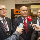 El viceconsejero, Jorge Llorente, entre Mariano Paniagua y Carlos Garcés. OTERO PERANDONES